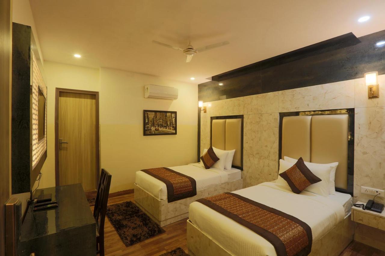 Plazzo Hotel New Delhi Exterior photo
