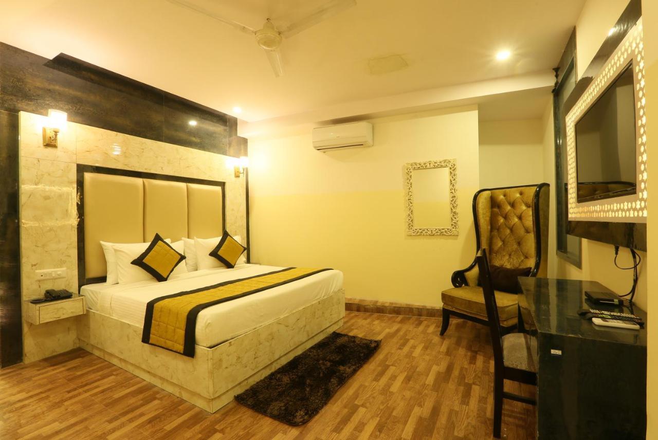 Plazzo Hotel New Delhi Exterior photo