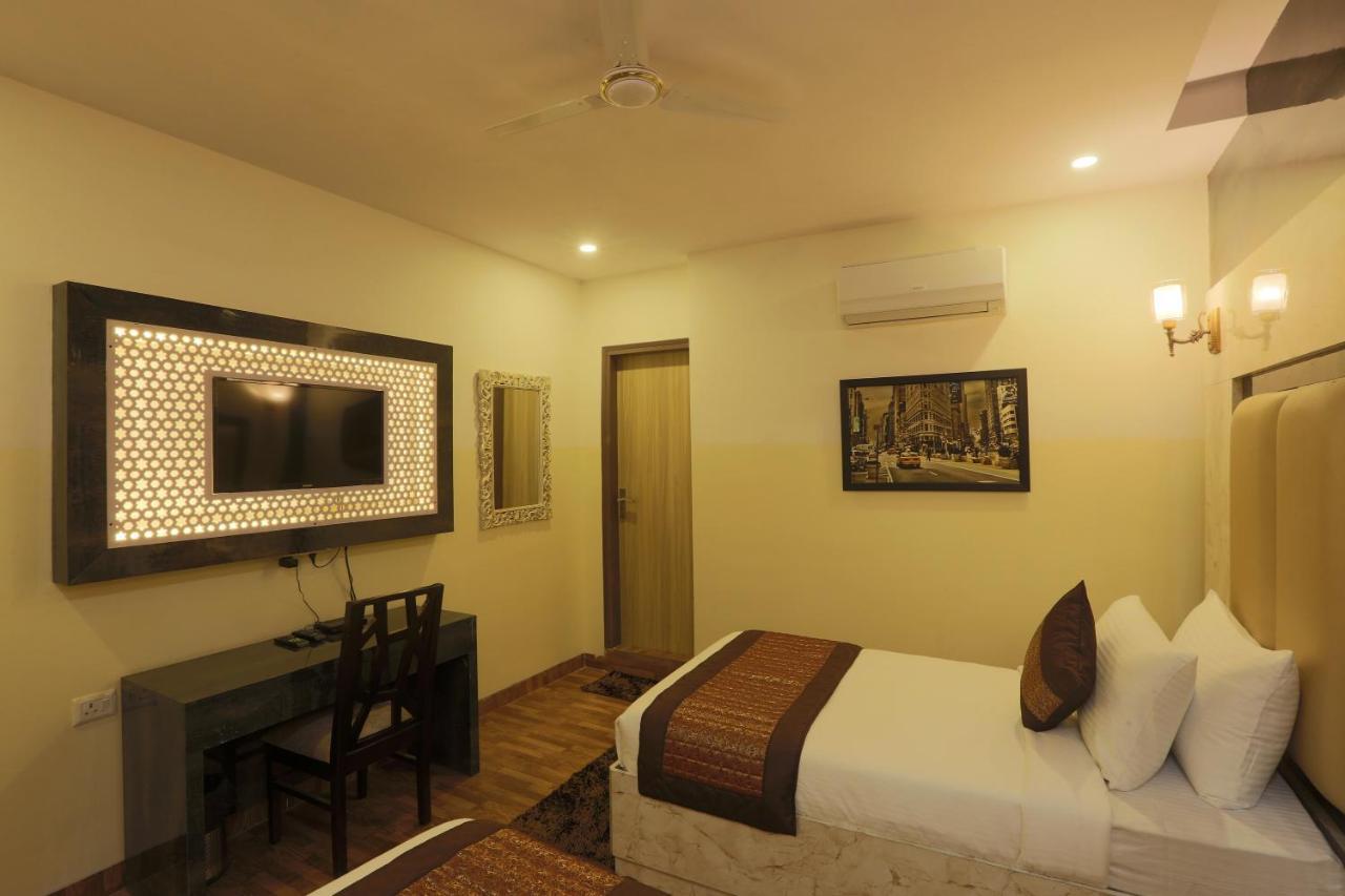 Plazzo Hotel New Delhi Exterior photo